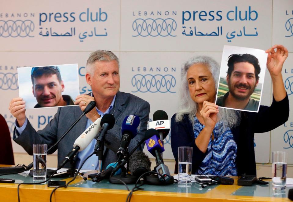 Marc and Debra Tice, the parents of Austin Tice, an American journalist who has been missing in Syria since August 2012, hold up photos of him during a new conference, at the Press Club, in Beirut, Lebanon, July 20, 2017 (Copyright 2017 The Associated Press. All rights reserved.)