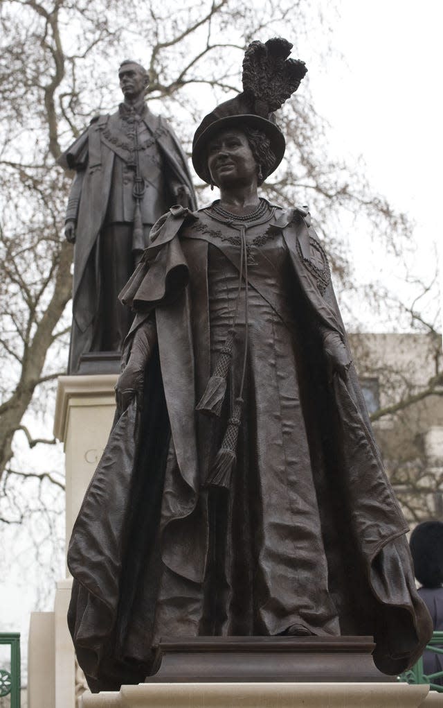 Queen Mother statue unveiled