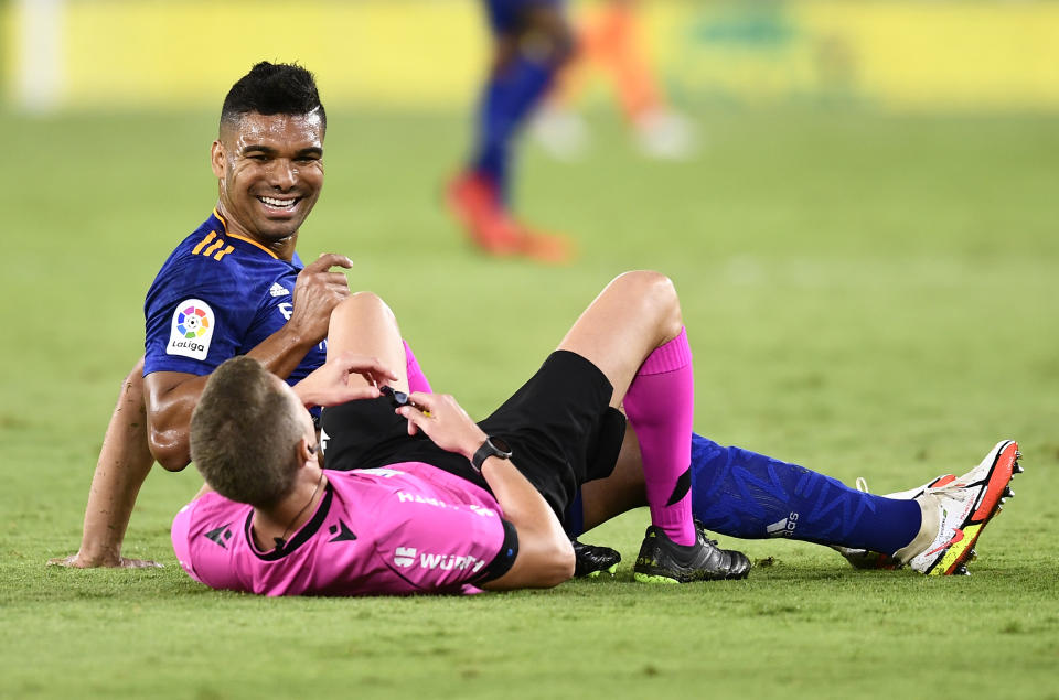 El volante brasileño del Real Madrid Casemiro charla con el árbitro Alejandro José Hernández en el partido de la Liga española, el sábado 28 de agosto de 2021, en Sevilla. (AP Foto/José Bretón)