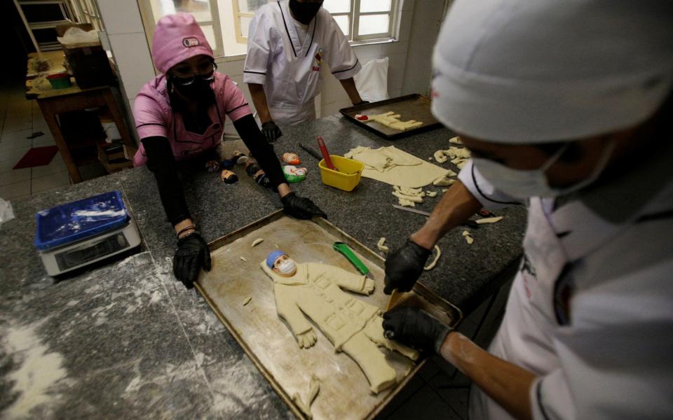 Bakers make Tanta Wawas (bread children) in honor of the victims of the coronavirus disease (COVID-19) before Day of the Dead celebrations, in La Paz - DAVID MERCADO / REUTERS