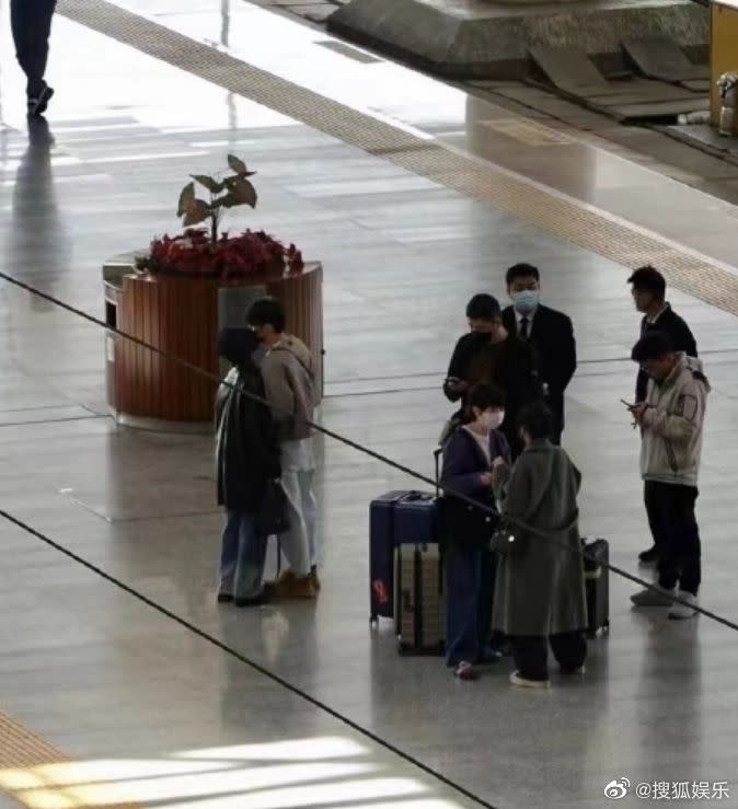 ▲有人目睹李榮浩（右）、楊丞琳（左）夫妻倆在高鐵站隔著口罩親吻，工作人員則默默在旁守候。（圖／翻攝自搜狐娛樂微博）