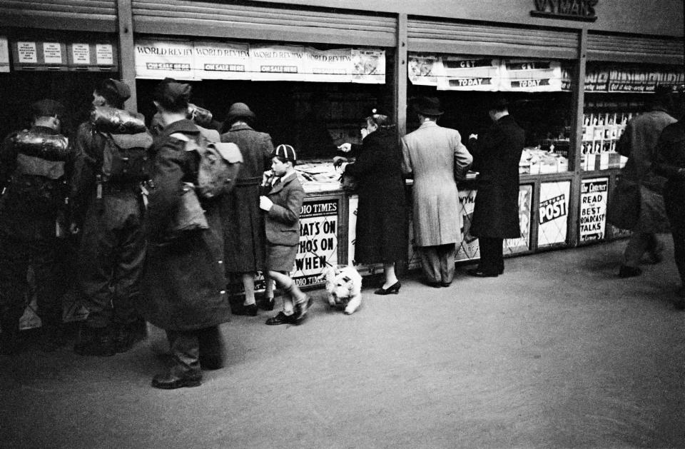 Soldiers people at London newspaper stand during WWII