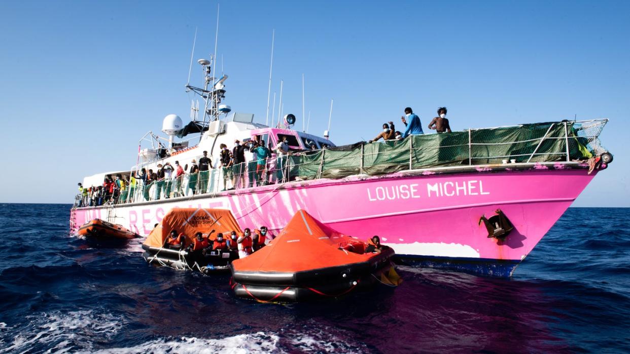 Das vom Street Art Künstler Banksy bemalte Rettungssschiff «Louise Michel» transferiert im Mittelmeer mehr als 150 gerettete Menschen zum Rettungsschiff «Sea Watch 4».