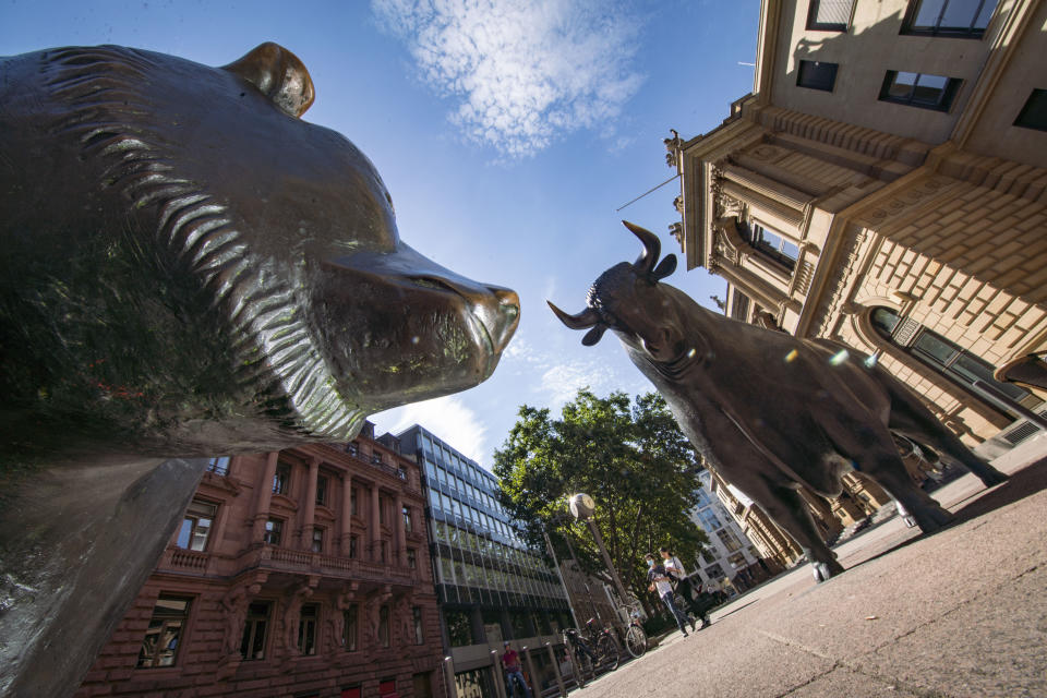 30 July 2020, Hessen, Frankfurt/Main: The sculptures of the bear (l), symbol of sinking prices, and the bull (r) stand in front of the Frankfurt Stock Exchange. On the same day, worries about the economy and disappointing corporate news sent the German stock market into a tailspin. Photo: Frank Rumpenhorst/dpa (Photo by Frank Rumpenhorst/picture alliance via Getty Images)