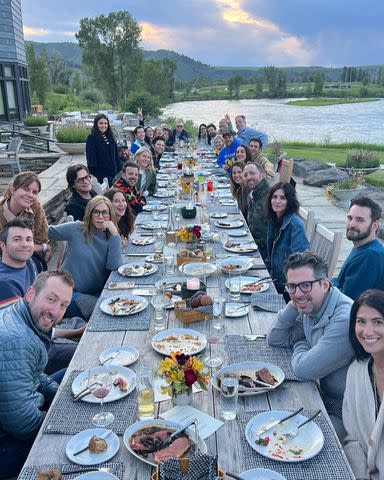 <  p>  Kristen Bell/Instagram <  /p>  Kristen Bell poses for a star-studded dinner with Jennifer Aniston, Courteney Cox, and more.