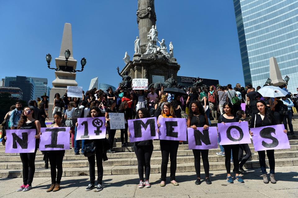 Women in Mexico City&nbsp;protest with "Ni Una Menos" posters.