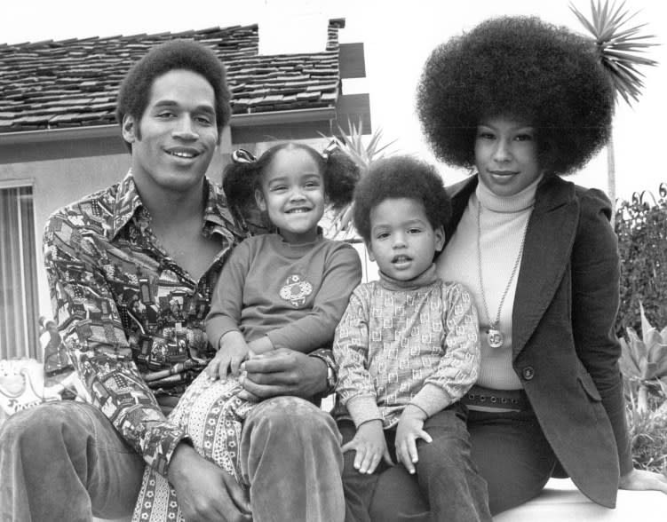  NFL star O.J. Simspson poses for a portrait with his wife Marguerite (Whitley) Simpson, daughter Arnelle and son Jason on January 8, 1973 in Los Angeles, California.  