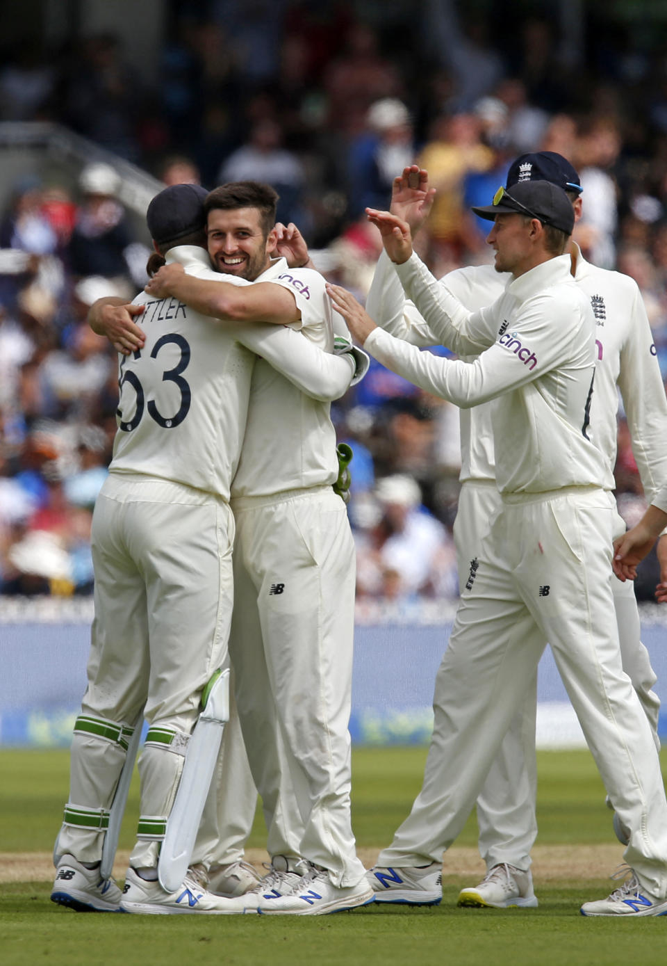 England's Mark Wood (2nd L) celebrates with teammates after taking the wicket of India's KL Rahul for 5 runs on the fourth day of the second cricket Test match  between England and India at Lord's cricket ground in London on August 15, 2021. (Photo by IAN KINGTON/AFP via Getty Images)
