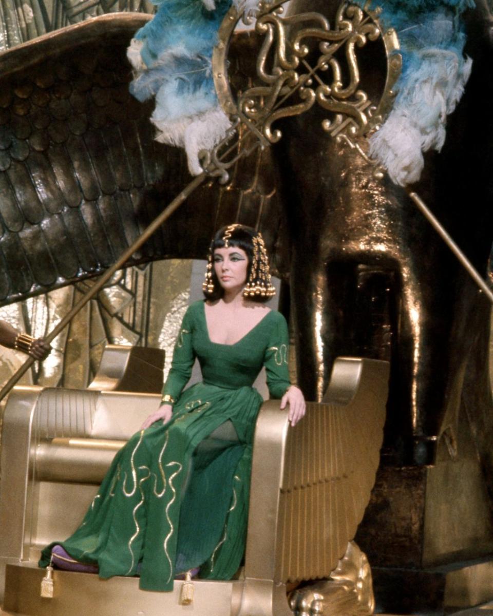 Elizabeth Taylor 在《埃及妖后》（Cleopatra）飾演 Cleopatra，身穿綠色禮服。