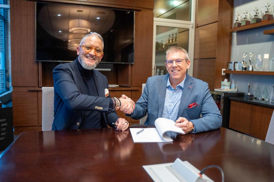 Alejandro Romero (Global CEO of LLYC) and Jeff Lambert (Founder and Chairman of Lambert Global) shaking hands after finalizing the combination of the two firms.