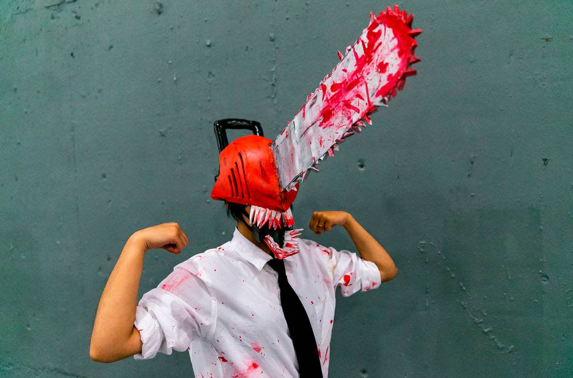 Hyde Ratliff cosplays as the anime hero Chainsaw Man during Florida Supercon.