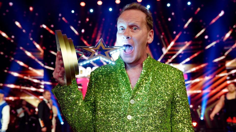 ... schaffte er es dank teils brachialem Körpereinsatz: Für den "Supertalent"-Sieg stopfte sich Stevie Starr auch schon mal Billard-Kugeln in die Gurgel. Was Starr heute macht, ist nicht bekannt. (Bild: MG RTL D / Stefan Gregorowius)