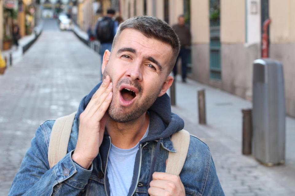 Los criterios principales para el diagnóstico de bruxismo son el dolor facial o cervical, cefalea, apretamiento, rechinamiento y desgaste de los dientes. (Foto: Getty)