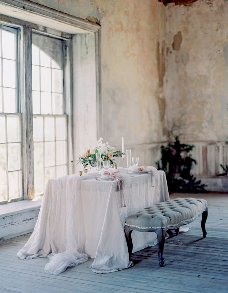 <p>si vous souhaitez habiller la table d'une nappe, pariez sur un tissu léger et voluptueux. <b>On aime également l'idée d'une nappe beaucoup trop grande, caressant le sol (un peu comme une traîne...)</b> pour un style très romantique. Pensez également à la nappe en fine dentelle, plus sexy, ou encore à la nappe en velours pour un effet chic et chaleureux.</p><br>