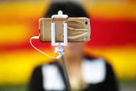 <p>A woman takes pictures of herself as people gather in Tiananmen Square to celebrate National Day marking the 67th anniversary of the founding of the People’s Republic of China, in Beijing October 1, 2016. (REUTERS/Damir Sagolj) </p>