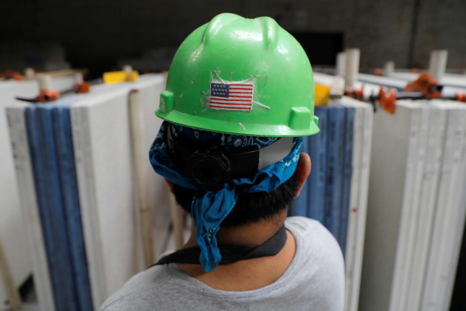 Un trabajador de una fábrica de la ciudad de Nueva York. REUTERS/Andrew Kelly