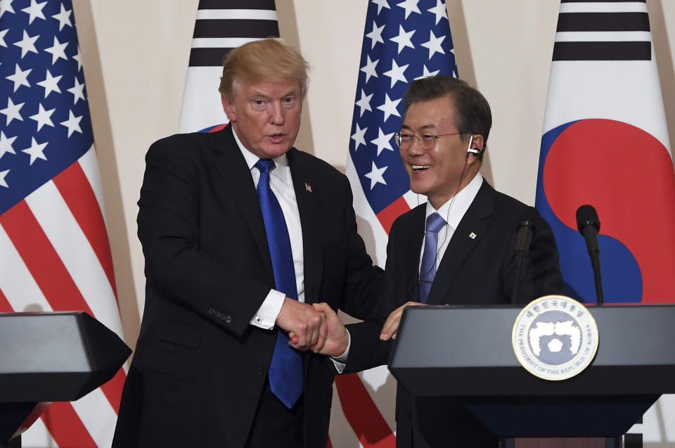 Trump und Moon Jae-in planen Militärübung für April. (Bild-Copyright: Jung Yeon-Je/Pool Photo via AP)