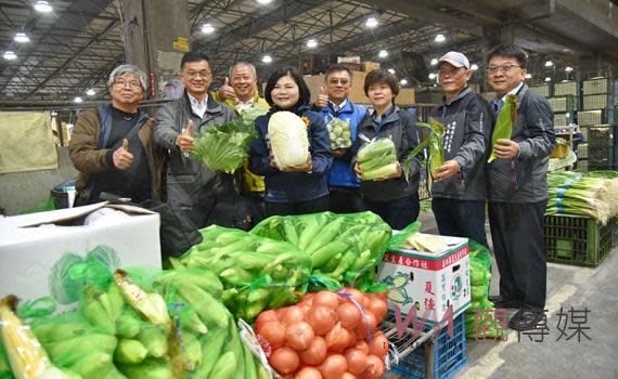 （觀傳媒雲林新聞）【記者蘇榮泉／雲林報導】農曆新年即將到來，年節前正是蔬果需求量最大的時刻，雲林縣長張麗善今(6)日一早特別前往西螺果菜批發市場視察，了解蔬菜供應價格均穩定，也籲請全國民眾多吃蔬菜，健康過好年。