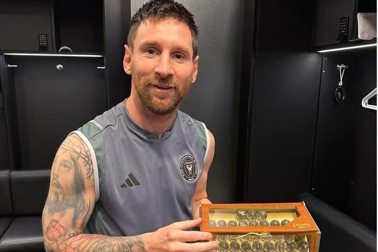 Lionel Messi recibió una colección especial de bolitas en alusión a la conquista del Mundial de Qatar