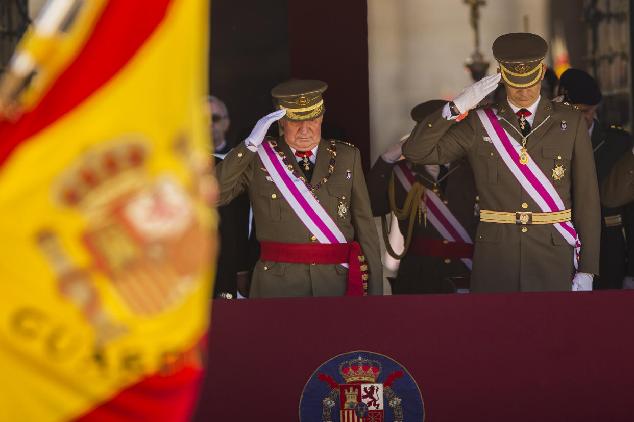 El rey Juan Carlos (izquierda) y el príncipe Felipe asisten a una ceremonia militar en San Lorenzo de El Escorial, en las afueras de Madrid, el martes 3 de junio de 2014. (Foto AP/Andres Kudacki)