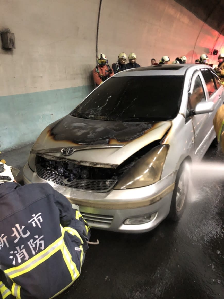 雪隧內火燒車，造成塞車，車內3人逃生。(圖／TVBS)