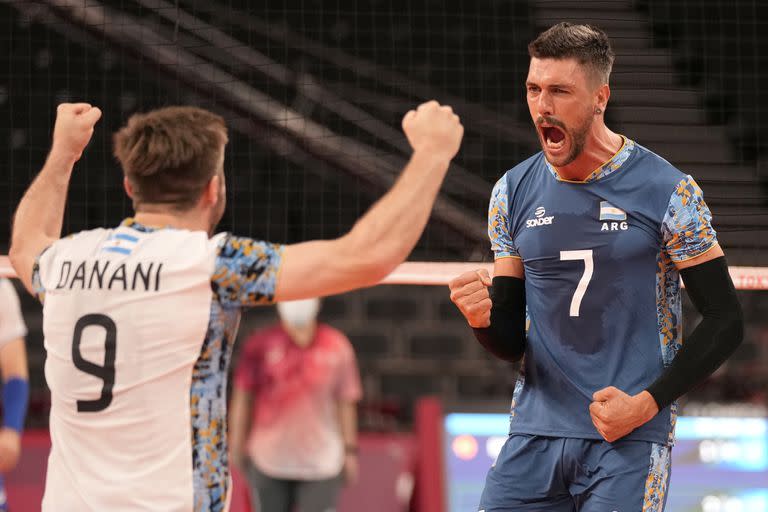 Facundo Conte, quien vuelve a la selección tras no haber jugado la Nations League, junto a Santiago Danani en Tokio 2020