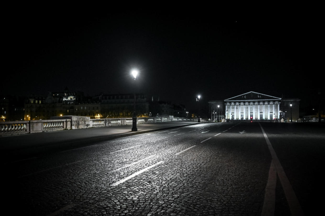 L’Assemblée nationale, de nuit. Illustration. (Photo by PHILIPPE LOPEZ / AFP)