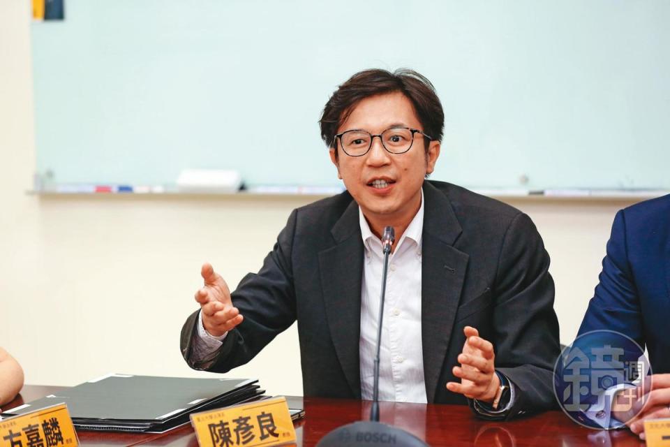 台北大學法律系教授陳彥良痛批：「公司派的做法，就像自己開衙門。」