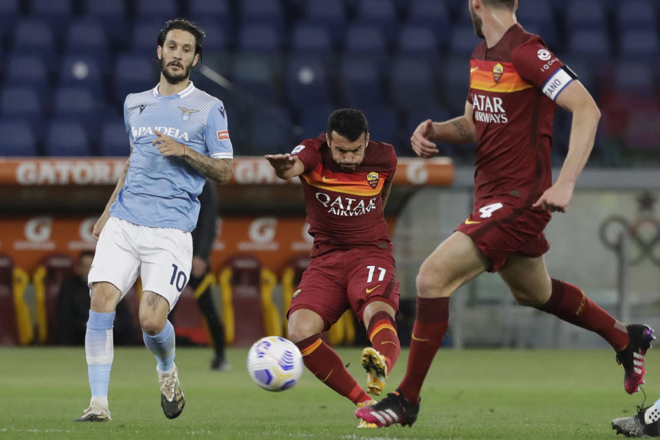 Pedro de la Roma anota el segundo gol de su equipo en el triunfo ante la Lazio en la Serie A el sábado 15 de mayo del 2021. (AP Photo/Andrew Medichini)