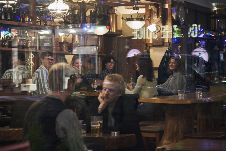 Comensales en un bar de Estocolmo, el miércoles 25 de marzo de 2020. Suecia decidió no imponer medidas tan estrictas como otros países durante la emergencia por el coronavirus. (AP Foto/David Keyton, File)