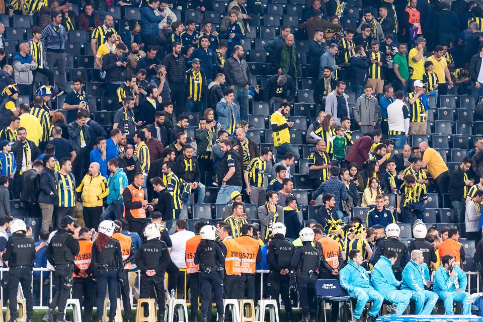 Die Anhänger von Fenerbahce brachten das Spiel zum Abbruch. (Bild: Getty Images)