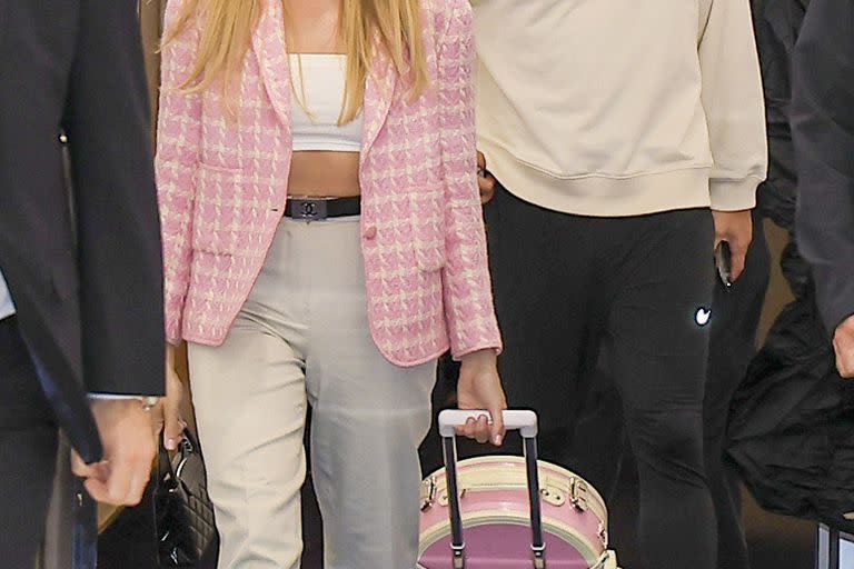 Al bajarse del avión en Australia, la actriz lució un look inspirado en Barbie en donde el rosa fue protagonista, incluso de sus valijas
