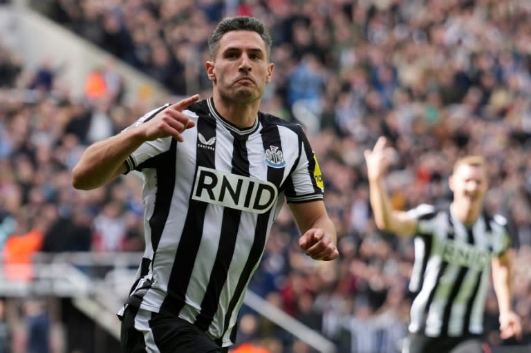 El defensa suizo del Newcastle Fabian Schar celebra el cuarto gol de su equipo contra el Tottenham (4-0) en la 33ª jornada de Premier League, el 13 de abril de 2024 en Newcastle (Andy Buchanan)