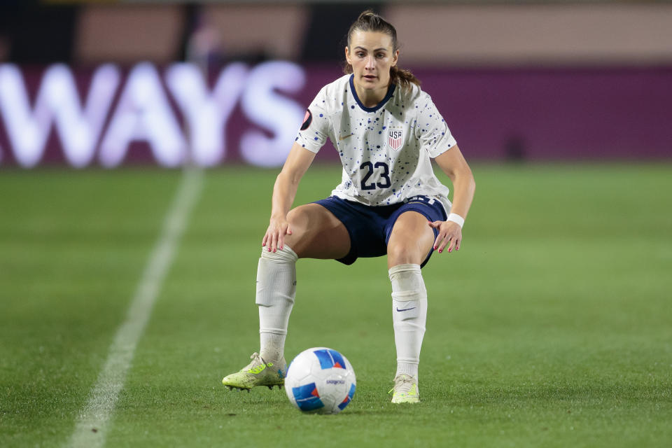 CARSON, CA - 20 FEBRUARI: Emily Fox #23 van de Verenigde Staten beweegt met de bal tijdens de Concacaf W Gold Cup groepsfasewedstrijd 2024 tussen de Dominicaanse Republiek en de USWNT in Dignity Health Sports Park op 20 februari 2024 in Carson. Californië .  (Foto door Michael Janosz/ISI Photos/Getty Images)