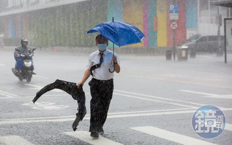 今（16日）各地有局部降雨，中午過後中部以北、宜蘭、各地山區還會有局部大雨，示意圖。（資料照）