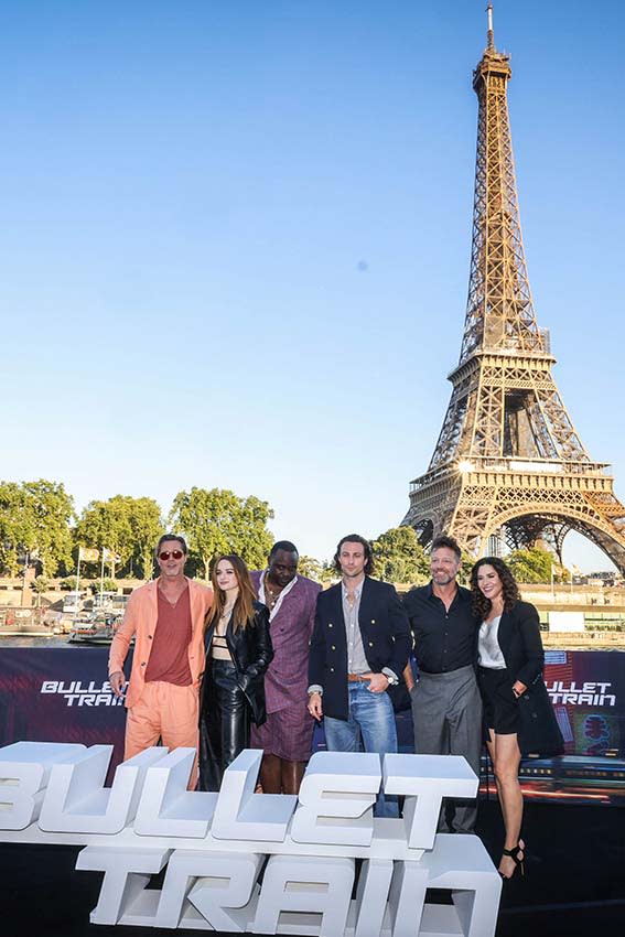 Brad Pitt junto al reparto de 'Bullet Train' en la Torre Eiffel 