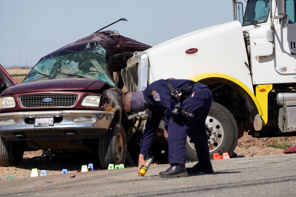 美國加州發生一起拖車與休旅車撞擊的嚴重車禍，當局目前仍在釐清肇事原因。圖片來源：Reuers。