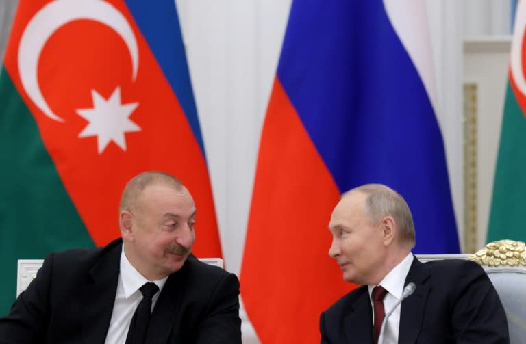 El presidente azerbaiyano, Ilham Aliyev (izq), y el ruso, Vladimir Putin, durante una reunión que mantuvieron en el Kremlin, el 22 de abril de 2024 en Moscú (Gavriil Grigorov)