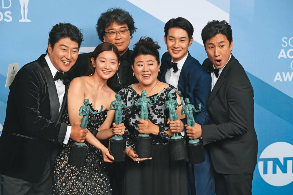 《寄生上流》獲得第26屆美國演員工會獎「最佳整體演出」大獎，李善均（右一）與導演奉俊昊（左三）和演員宋康昊（左起）、朴素淡、李姃垠和崔宇植笑得超開懷。（東方IC）