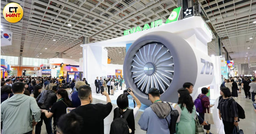 「2023ITF台北國際旅展」中，長榮航空以波音787夢幻客機為展區主題，打造高達4公尺的巨型787發動機模型、模擬機翼及航行燈。（圖／方萬民攝）