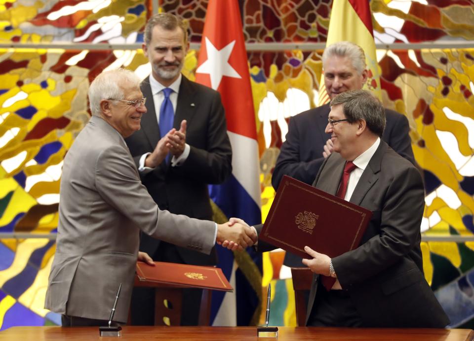 Spain's Foreign Minister Josep Borrell, left, and Cuba's foreign Minister Bruno Rodriguez Parrilla shake hands after signing an agreement while Spain's King Felipe VI, second left, and Cuba's President Miguel Diaz-Canel look on, at Revolution Palace in Havana, Cuba, Tuesday, Nov. 12, 2019. (Ernesto Mastrascusa/Pool photo via AP)