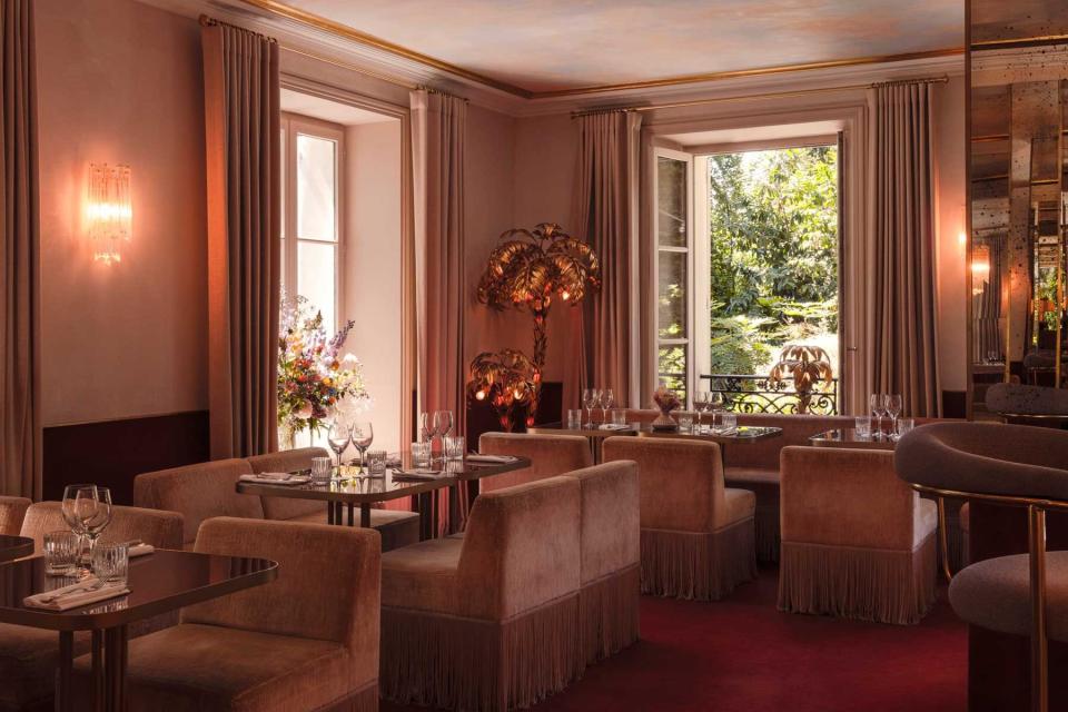 Lush interior dining room at Hotel Particulier Montmartre