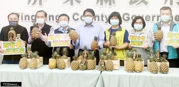 屏東縣觀光業界昨日出面相挺鳳梨農，將擴大採購鳳梨做佳餚及果品。（記者陳真攝）