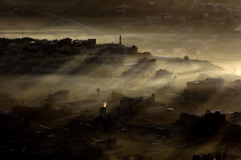 <p>Ein Blick über die palästinensischen Flüchtlingslager in Askar und Balata – Sonnenstrahlen fallen auf die Häuser. (Bild: Alaa Badarneh/EPA) </p>