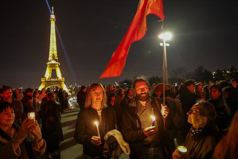 Una vigilia el 17 de febrero en la Torre Eiffel en homenaje al opositor ruso Alexei Navalny, muerto en una cárcel de Siberia