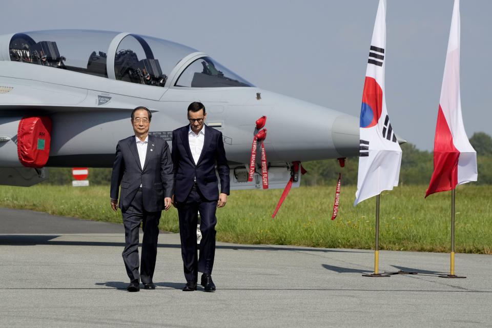 South Korean Prime Minister Han Duck-Soo, left, and his Polish host, Prime Minister Mateusz Morawiecki, right, tarrive for a press conference following talks on regional security and and the examination of the FA-50 fighter jets that Poland recently bought from South Korea, along with other military equipment, at an air base in Minsk Mazowiecki, eastern Poland, Wednesday, Sept. 13, 2023. Han was in Poland for talks on regional security amid war in neighboring Ukraine, and also to discuss military and nuclear energy cooperation. (AP Photo/Czarek Sokolowski)