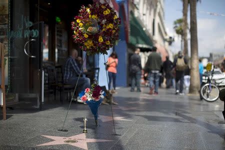 The star of late blues legend B.B. King is adorned with flowers on the Walk of Fame in Los Angeles, California May 15, 2015. REUTERS/Mario Anzuoni