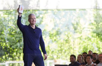 tim_cook_billionth_iphone