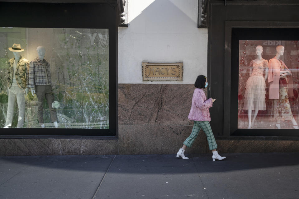 Un ciudadano pasea junto a una tienda cerrada de Macy's en Nueva York. (Foto: Victor J. Blue/Getty Images)