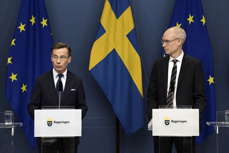 El primer ministro de Suecia, Ulf Kristersson (izquierda), y Oscar Stenstroem, jefe negociador en el proceso de ingreso a la OTAN, durante una conferencia de prensa el 14 de marzo de 2023